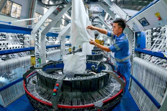 Xây dựng cơ chế mới bảo vệ người lao động khi chuyển đổi kinh tế