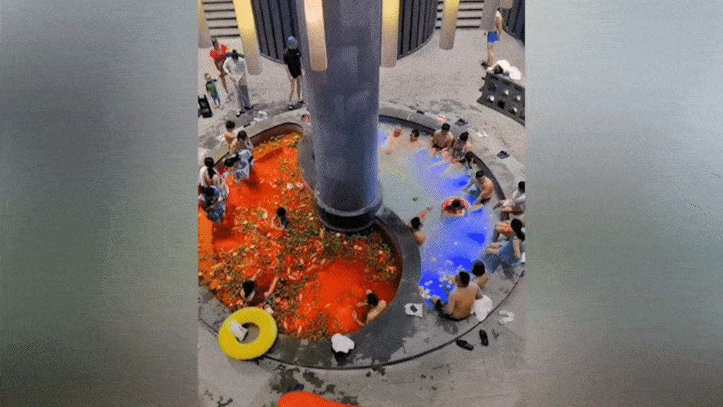 Du khách tắm trong 'nồi lẩu' hai ngăn ở Trung Quốc