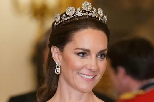 Vương phi Kate tỏa sáng với 5 vương miện đắt giá
