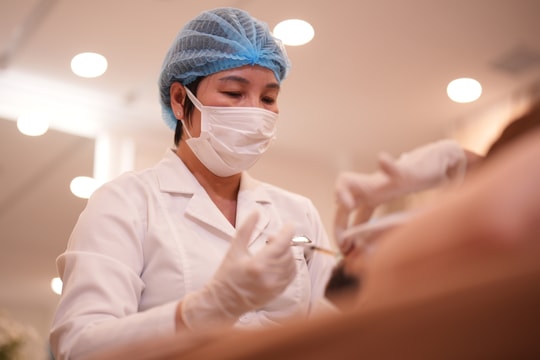 Tiêm filler căn chỉnh mặt có làm da chảy xệ không?