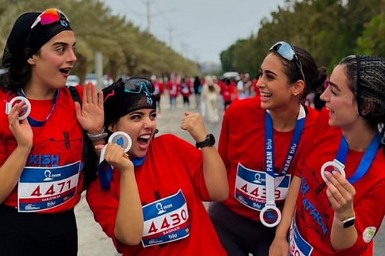 Iran truy cứu vụ nữ runner không đội khăn trùm đầu