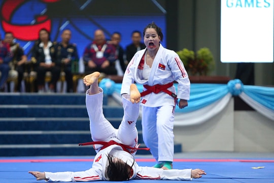 Hai nữ võ sĩ Việt Nam gây sốc với bài quyền 'diệt ma'