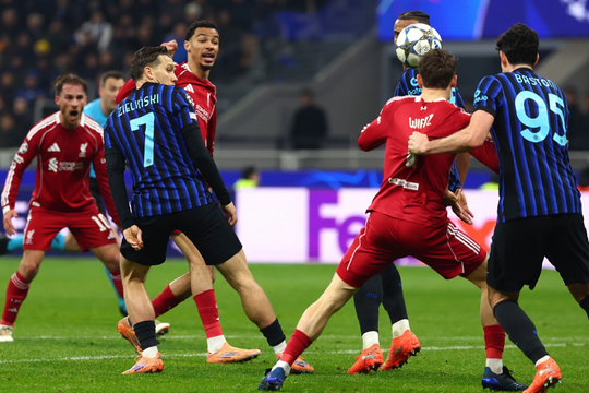 Trọng tài bị chỉ trích thổi phạt đền 'tai tiếng' cho Liverpool