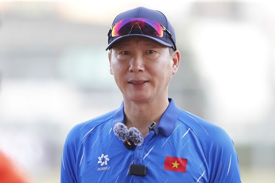 HLV Kim: 'Trận thua Malaysia 0-4 cũng khiến U22 Việt Nam tổn thương'