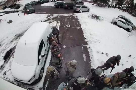 Đặc vụ ICE bị cáo buộc xông vào nhà bắt người nhập cư