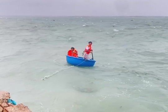 Chủ tịch nước tặng Huân chương Dũng cảm cho hai người dân Lý Sơn