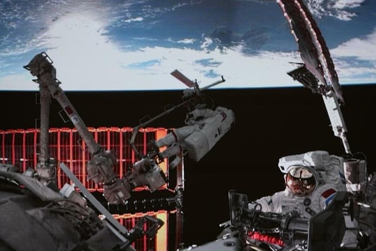 Phi hành gia Trung Quốc ra ngoài kiểm tra tàu hỏng