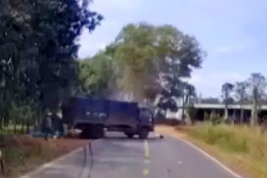 Xe tải 2 lần cán qua người đi bộ gây tử vong