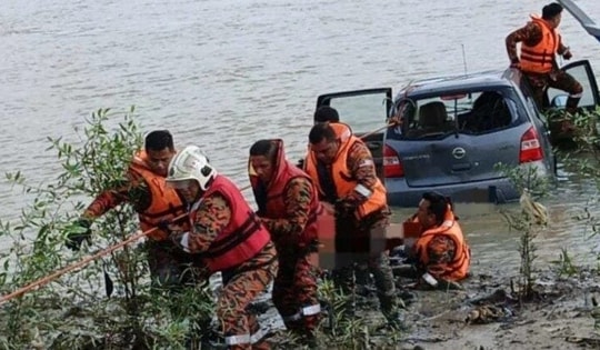 Ô tô mất lái lao xuống sông, nữ tài xế tử vong thương tâm