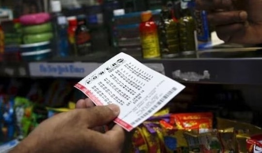 Trúng số độc đắc gần 4,4 tỷ đồng, cả gia đình sợ hãi bỏ trốn