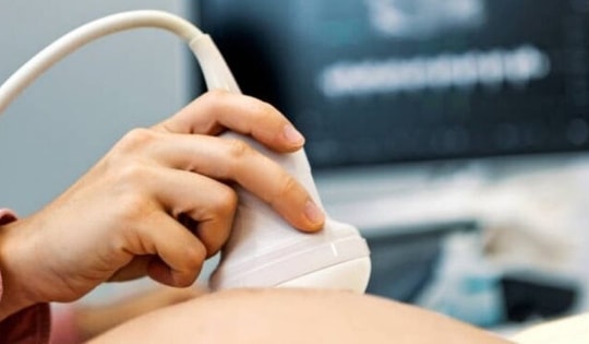 Khám cho người phụ nữ mang thai, bác sĩ phát hiện ra "bí mật" trong bụng