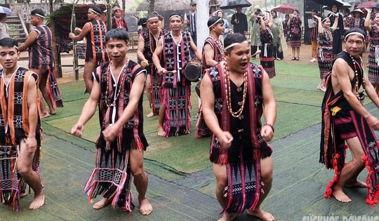 Sức mạnh nam nhi trong nghi lễ kết nghĩa của người Cơ Tu