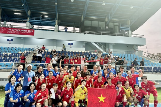 Thủ tướng chúc mừng hai đội tuyển bóng đá Việt Nam vào bán kết SEA Games 33