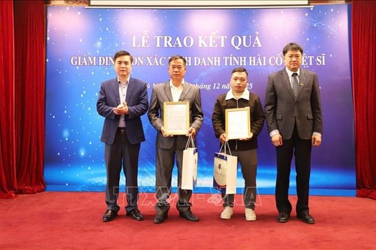 Trao kết quả xác định danh tính liệt sĩ bằng quy trình công nghệ giám định ADN