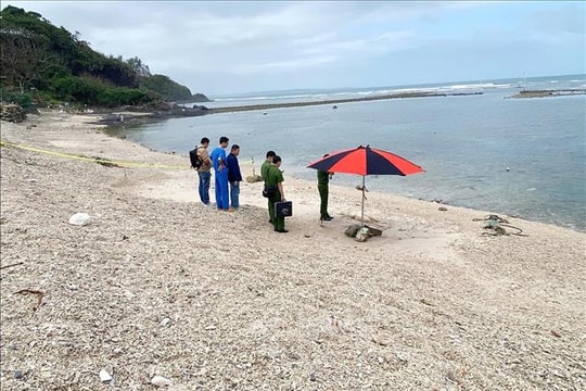 Phát hiện thi thể nam giới trôi dạt vào bờ biển Quảng Ngãi