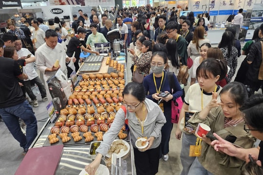 TP Hồ Chí Minh: Người dân xếp hàng chờ thưởng thức các loại bánh mới