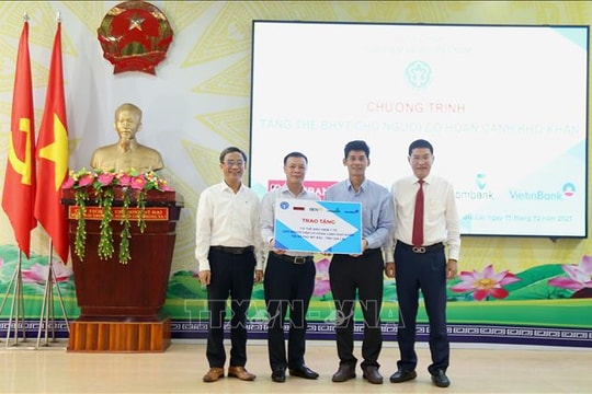 Tặng thẻ bảo hiểm y tế cho người dân có hoàn cảnh khó khăn vùng bão lũ