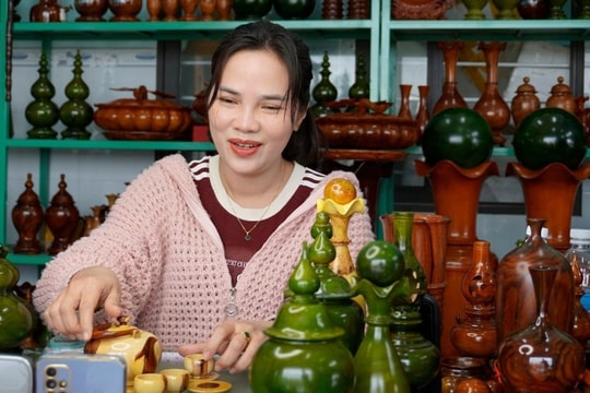 Thợ gỗ "làm liều", cả làng livestream bán hàng để giữ nghề