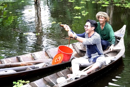 Bắt cá đồng, ăn ong non ở rừng tràm U Minh Hạ