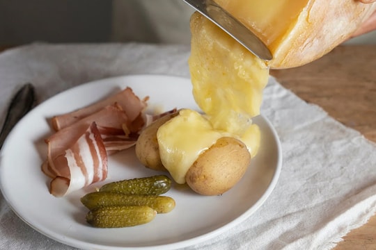 Raclette - món phomat ‘cạo’ nóng chảy mùa Giáng sinh