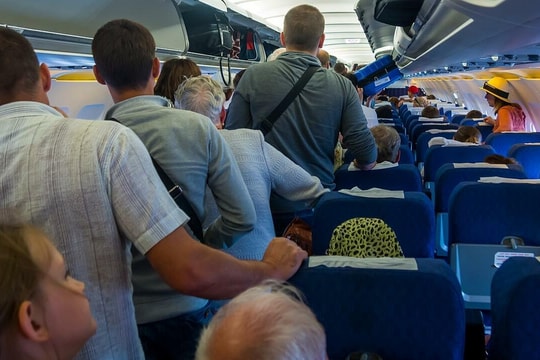 Thói quen chen ra lối đi khi máy bay vừa hạ cánh