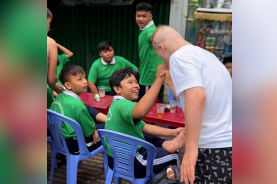 Khách Tây cảm kích vì trẻ em Việt 'xóa tan' rào cản với con trai bệnh Down