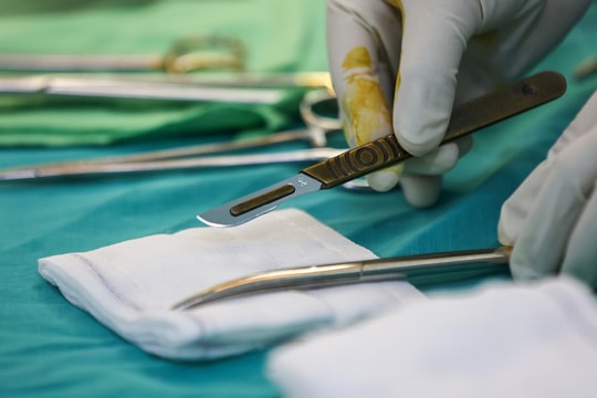 Ấm nước sôi đổ khiến bé 9 tháng tuổi bỏng nặng