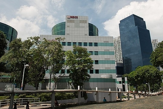 Nh&#226;n vi&#234;n nha khoa chụp l&#233;n hơn 600 ảnh ngực bệnh nh&#226;n nữ