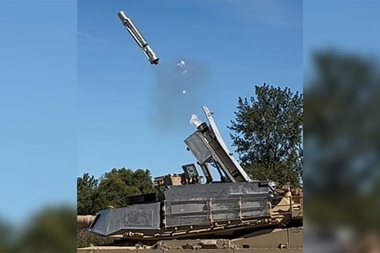 Mỹ thử phóng UAV tự sát 'Dao bấm' từ xe tăng Abrams