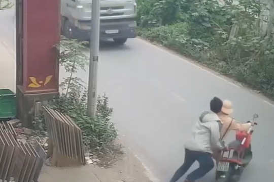 Người vi phạm đẩy cảnh sát giao thông vào gầm xe tải