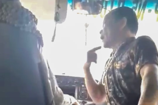 Tài xế bị khách hành hung khi đang lái xe buýt