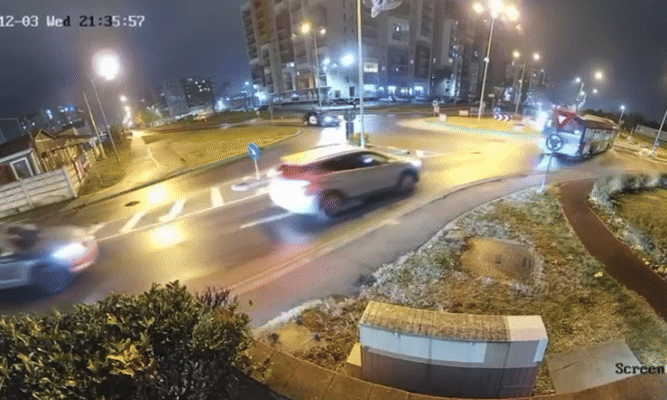 Ôtô bay như tên bắn qua đầu hai xe khác