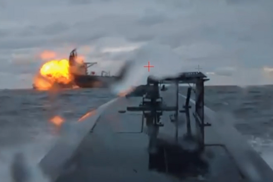 Xuồng tự sát Ukraine tập kích tàu dầu nghi của Nga