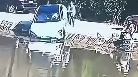 Xe điện Xiaomi cắm đầu xuống ao khi tự đỗ