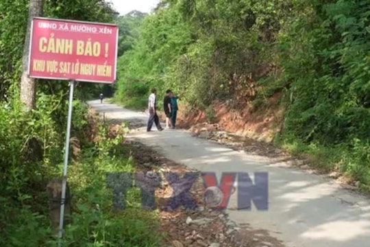 Nghệ An: Hàng nghìn người dân vùng biên khốn khổ vì tuyến đường độc đạo xuống cấp nghiêm trọng