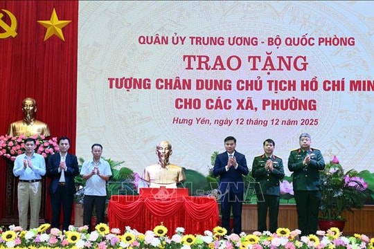 Trao tặng tượng chân dung Bác Hồ cho các xã, phường