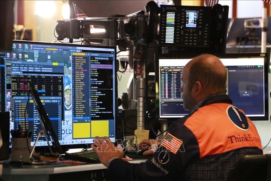 Chứng khoán Mỹ phân hóa mạnh sau quyết định lãi suất của Fed