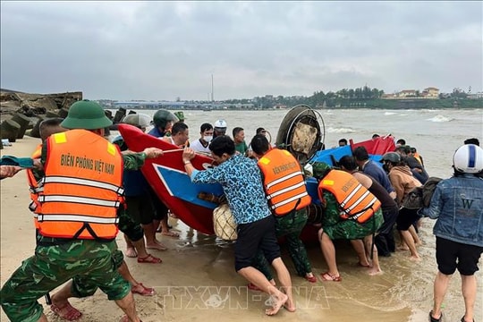 Cứu kịp thời 2 ngư dân gặp nạn trên vùng biển Quảng Trị