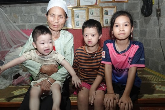 Chồng mất, con khuyết tật nặng, mẹ nghèo vừa ra viện vẫn gắng mưu sinh