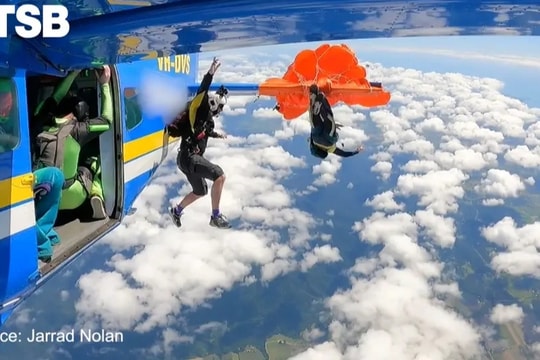 Cảnh người đàn ông nhảy từ độ cao 4.500m nhưng dù bị mắc vào đuôi máy bay