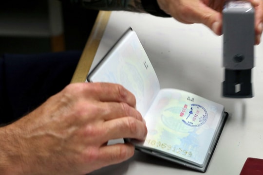 Nỗi khổ của du khách mang cuốn hộ chiếu 'yếu'