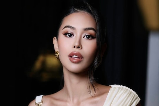 Tiên Nguyễn diện váy 4.000 USD đón khách trước tiệc cưới ở Đà Nẵng