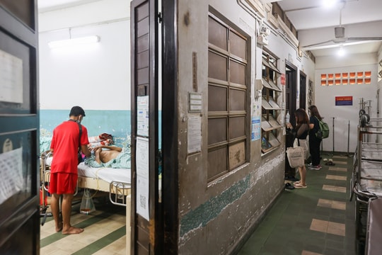 Người bệnh TP HCM than bệnh viện thiếu chỗ gửi xe, nhà vệ sinh chưa sạch