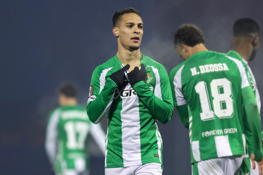Antony đưa Betis vượt qua vòng bảng Europa League