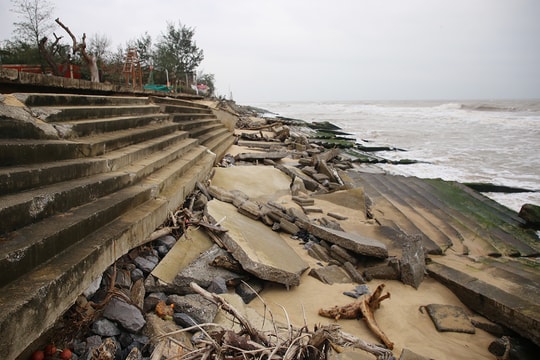 Kè biển 35 tỷ đồng chưa nghiệm thu bị sóng đánh hư hỏng