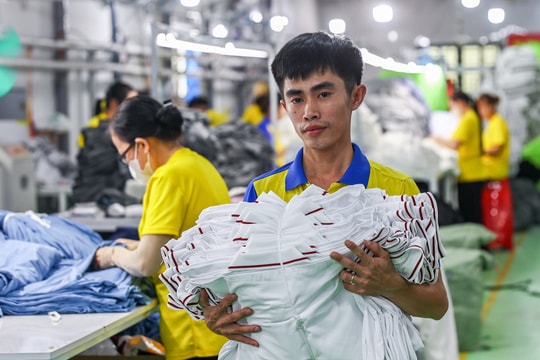 Cách một cây cầu, chênh nhau 28% lương tối thiểu