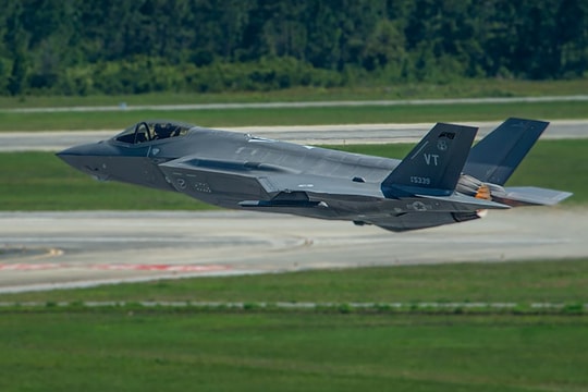 Mỹ bố trí thêm F-35, phi cơ cứu nạn gần Venezuela