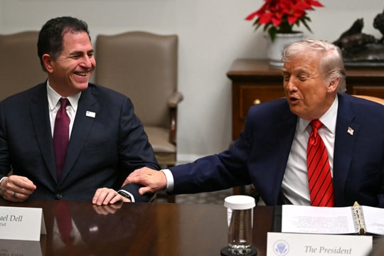 Nhà Trắng nói ông Trump dán băng y tế do bắt tay nhiều