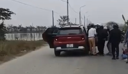 Dừng xe cứu nạn nhân bất tỉnh, Đại úy CSGT nói câu khiến cộng đồng cảm phục