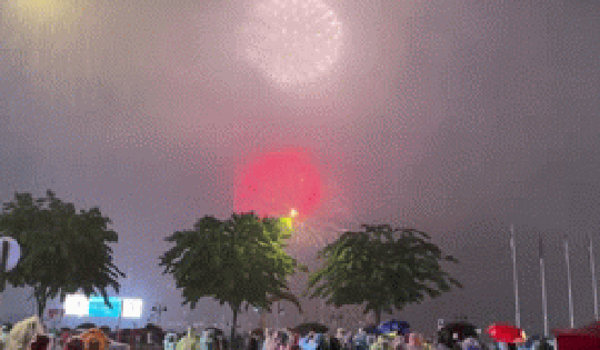 Video: Pháo hoa rực sáng giữa mưa, lòng dân rộn ràng ngày Tết Độc lập